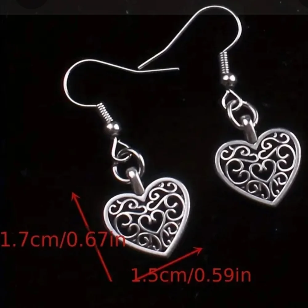 Retro Hollow Out Heart Shaped Earrings - Picture 3 of 7